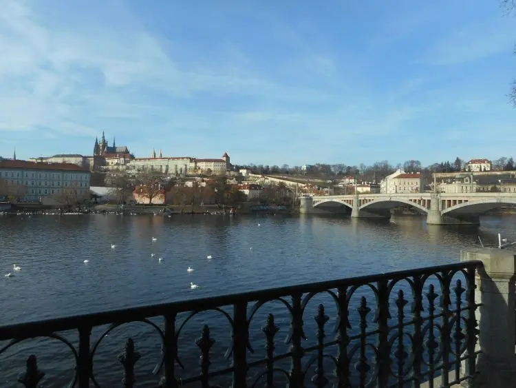 Uitzicht over Vltava naar Praagse burcht